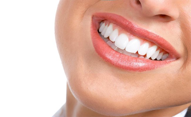5 أخطاء يومية تدمّر أسنانك... تنبهي إليها!