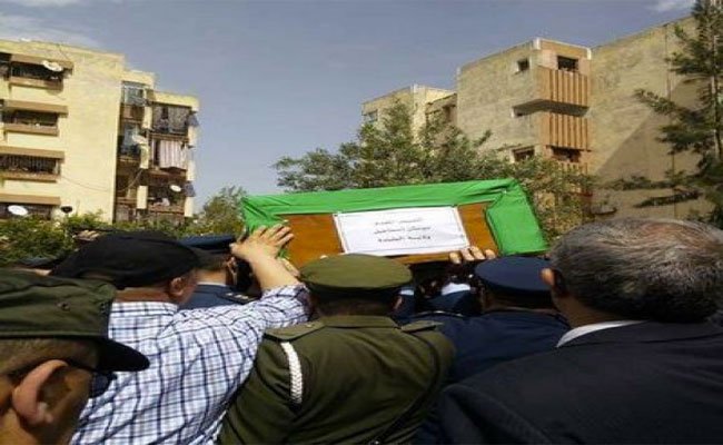 البليدة تودع جثمان قائد الطائرة العسكرية التي تحطمت ببوفاريك إسماعيل دوسن مثواه الأخير