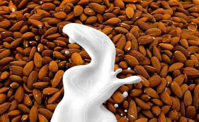 حليب اللوز طعم لذيذ... وكنز من الفوائد