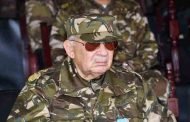 الفريق احمد قايد صالح يتنقل إلى مكان تحطم طائرة النقل العسكرية بمحيط القاعدة الجوية لبوفاريك