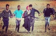 4 شبان فلسطينيين يشكلون درع بشري لحماية شابة فلسطينية من قناص صهيوني