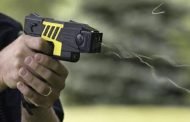 أم توقظ ابنها لحضور الصلاة في الكنيسة بواسطة مسدس صاعق