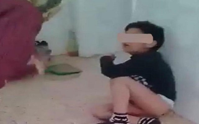 عجوز تُعذب حفيدها بطريقة وحشية