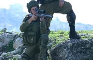 جنود صهاينة يقنصون فلسطينيا وهم يضحكون كأنهم قنصوا خنزيرا بريا