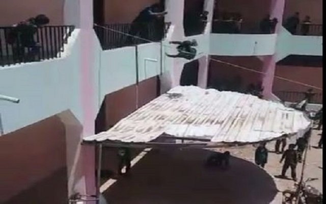 مدير يعاقب الطلاب برميهم من الطابق الثاني