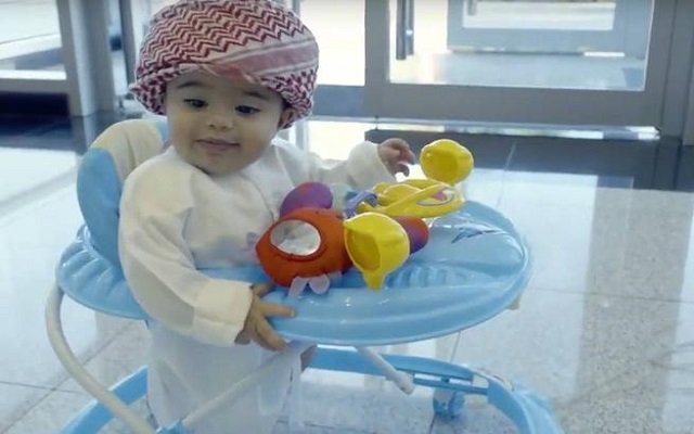 أصغر موظف بالعالم يبلغ من العمر 8 أشهر !!!