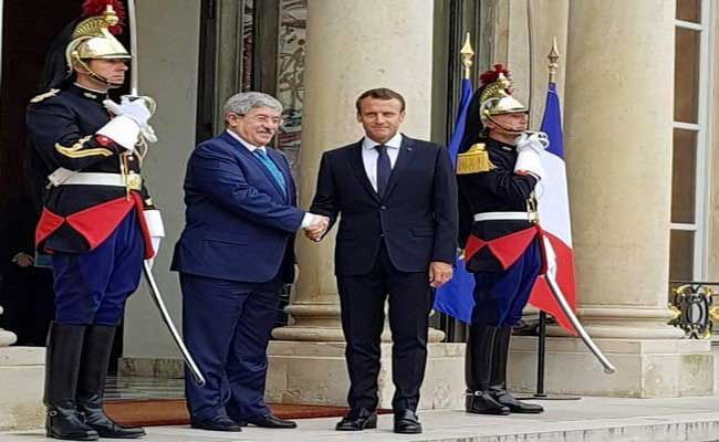 ماكرون يستقبل الوزير الأول أحمد أويحيى