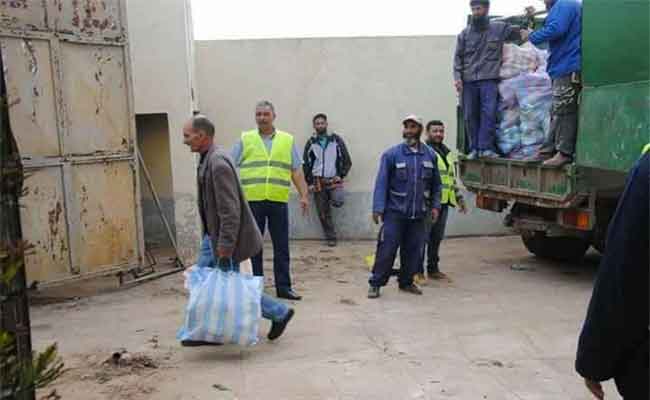 أي كرامة لفقراء الوطن عندما يتم توزيع قفة رمضان بواسطة شاحنات القمامة !