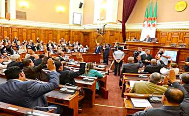 المصادقة بالإجماع على قانوني الإجراءات الجزائية و القانون المتعلق بحماية الأشخاص الطبيعيين
