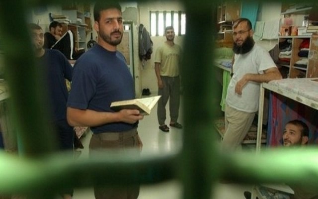 منع أسرى حماس من متابعة كأس العالم