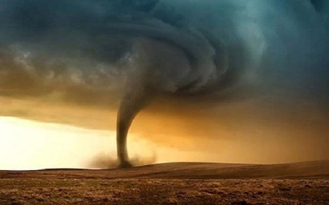 فتاة عُمانية طارت مع رياح إعصار ميكونو العنيف