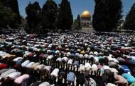رغم كل العراقيل 200 ألف فلسطيني صلوا في الأقصى