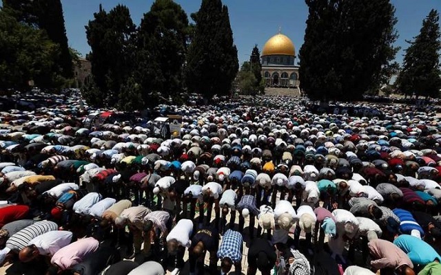 رغم كل العراقيل 200 ألف فلسطيني صلوا في الأقصى