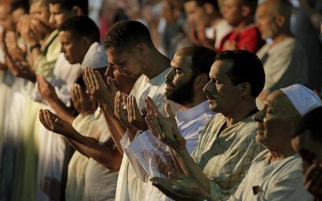 رفع عدد ركعات صلاة التراويح إلى 20 ركعة