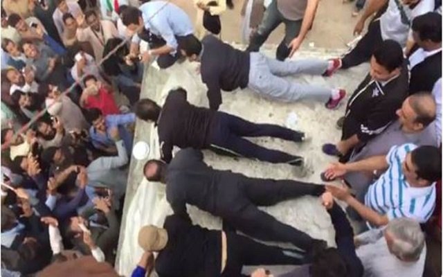 الحكم على متهمين بالاغتصاب بتنفيذ مئة تمرين ضغط الصدر ولم يعجبهم الحكم واحرقوا الضحية !!!