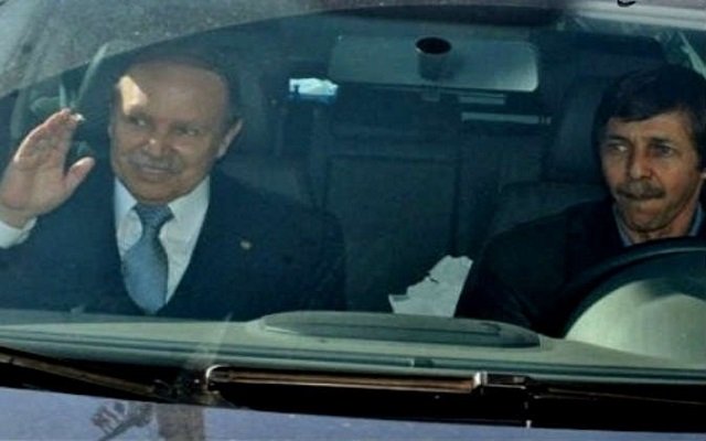 بوتفليقة بطل من ورق وسيلغي الرسوم على الوثائق