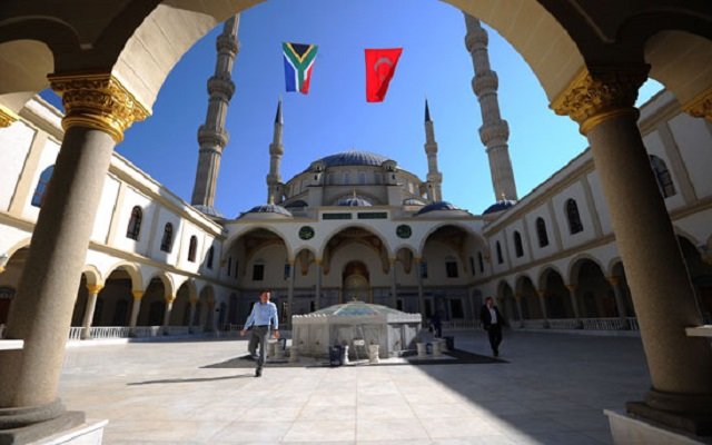 ذبح إمام مسجد وإصابة شخصين آخرين في هجوم عنصري ضد المسلمين بجنوب إفريقيا