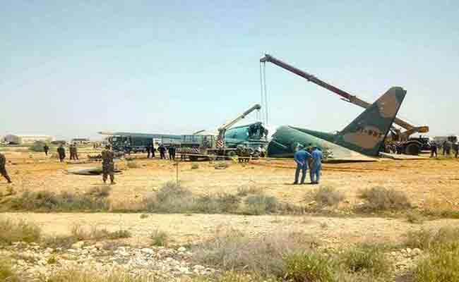 إصابة طاقم طائرة عسكرية بجروح طفيفة بعد انحرافها عن مسارها بمدرج القاعدة الجوية ببسكرة
