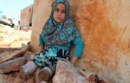 صورة لطفلة سورية وهي تعوض ساقيها المبتورتين بعلب معدنية تشعل صحف العالم