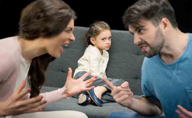 لماذا يعتبر ضرورياً أن تتحكّموا بانفعالاتكم أمام أطفالكم؟