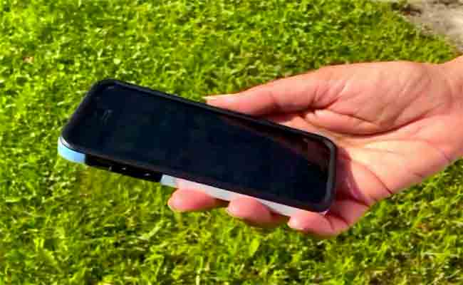 هاتف اي فون ينجو من سقوط له من على متن طائرة