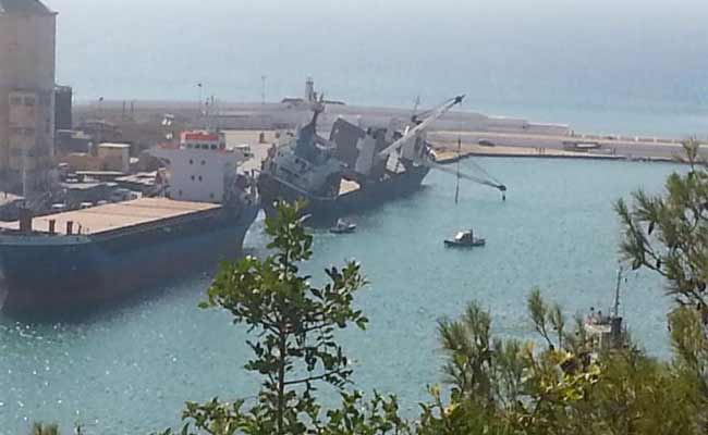 استقرار السفينة الأجنبية التي تعرضت إلى حادث ميلان حاد بميناء تنس بالشلف