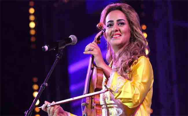 زينة الداودية تقدم أولى تجاربها الغنائية باللهجة العراقية