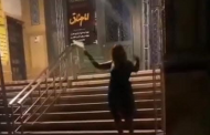 في إيران سيدة ترقص بطريقة مثيرة على سلالم أحد المساجد
