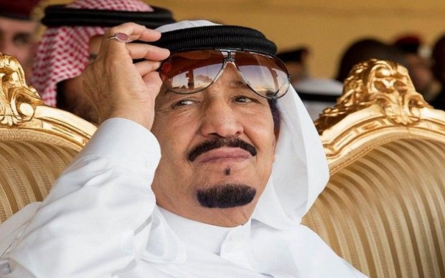 الملك سلمان يذر الرماد على العيون