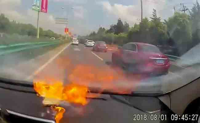 انفجرت بطارية هاتفها اي فون 6 بعد أن قامت بتغييرها