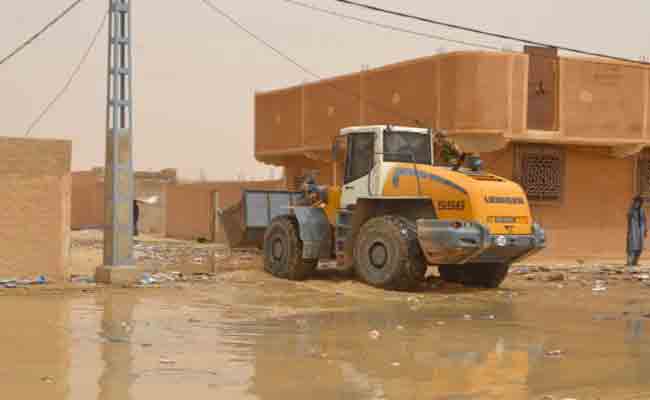 تدخل الجيش لتقديم المساعدات للمتضررين جراء فيضانات عين قزام