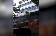 أم تُضحي بنفسها من أجل إنقاذ أولادها