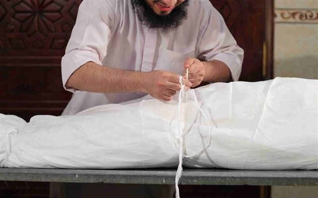 إمام جاء ليُغَسِلْ الميت فَغُسِل هو مكانه ودفن في قبر ذلك الميت !!!