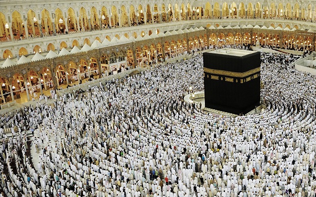 وصول حجاج بوتفليقة إلى ديار المقدسة