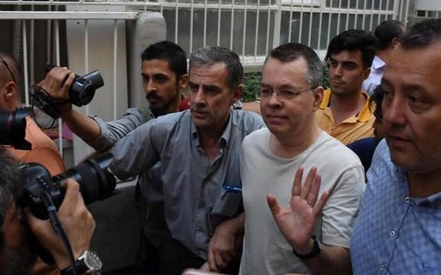 أمريكا لتركيا إذا لم تفرجوا عن (القس أندرو) سترون المزيد من  الأزمات