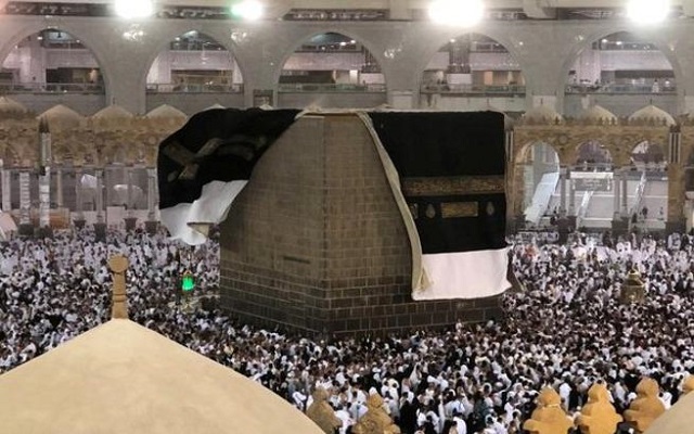 في لقطة نادرة الرياح تنزع ستار الكعبة
