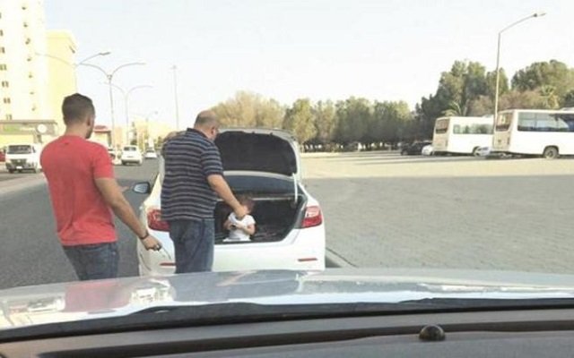 لها السبب التافه احتجز رجل ابنته في الصندوق الخلفي لسيارته