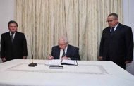 بن صالح يوقع باسم بوتفليقة على سجل التعازي إثر وفاة الرئيس الفيتنامي