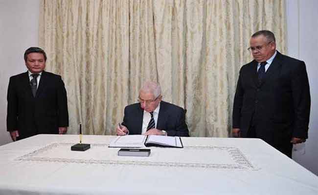 بن صالح يوقع باسم بوتفليقة على سجل التعازي إثر وفاة الرئيس الفيتنامي