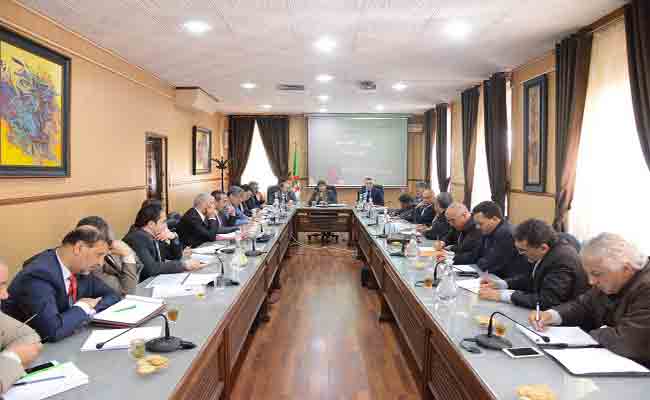 بن غبريت تجتمع بالشركاء الاجتماعيين لتدارس الاكتظاظ والتسرب المدرسي والقانون الخاص