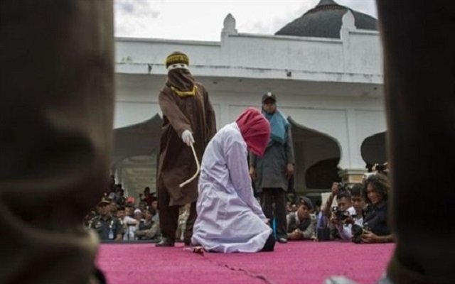 بسبب السحاق جلد امرأتين في ماليزيا