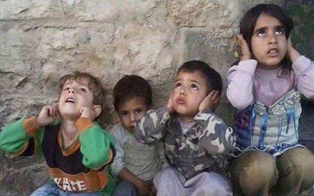 ملايين الأطفال باليمن يواجهون خطر الموت بالرصاص أو الجوع