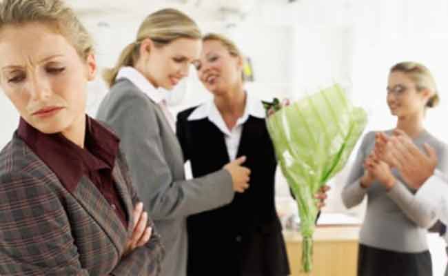 كيف تتعاملين مع زملاء العمل الغيّورين؟
