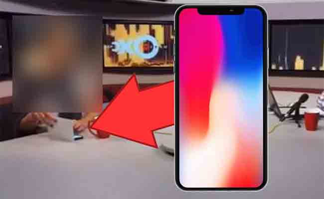 مضيفة تلفزيونية تعمل لدى سامسونج مهددة بدفع 1,6 دولار بسبب استخدام هاتفها أي فون X في أحد مقابلاتها