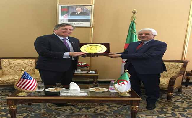 لقاء بين لوح و السفير الأمريكي بالجزائر لتقييم التعاون القانوني والقضائي بين البلدين