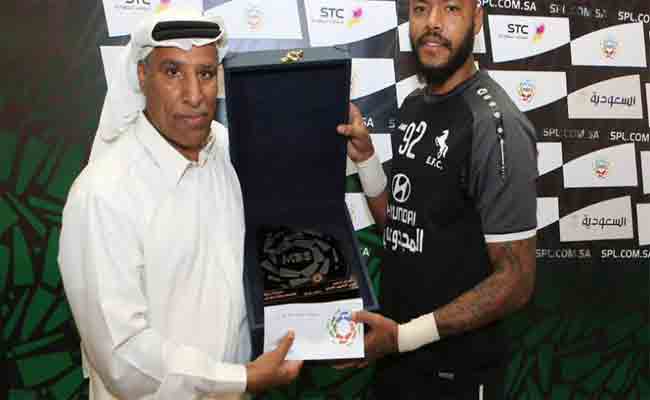 مبولحي يفوز بجائزة بالدوري السعودي