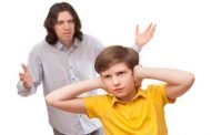 لهذه الأسباب تتزعزع ثقة المراهق بوالديه