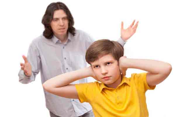 لهذه الأسباب تتزعزع ثقة المراهق بوالديه