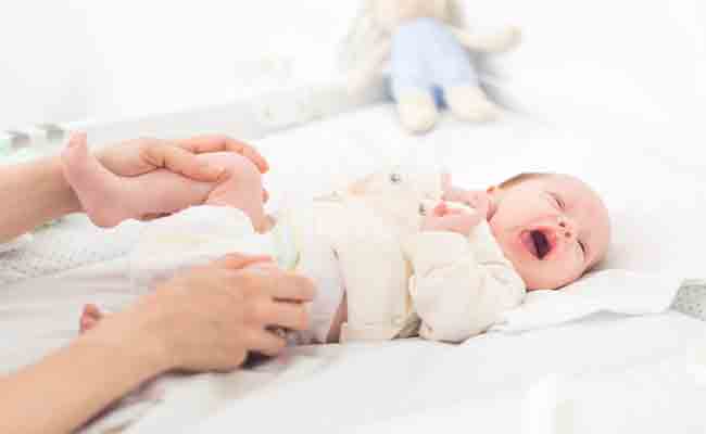 هل لون براز الطفل هو مؤشر لمرضه؟