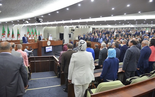 ماذا يقع في برلمان بلاد مكي